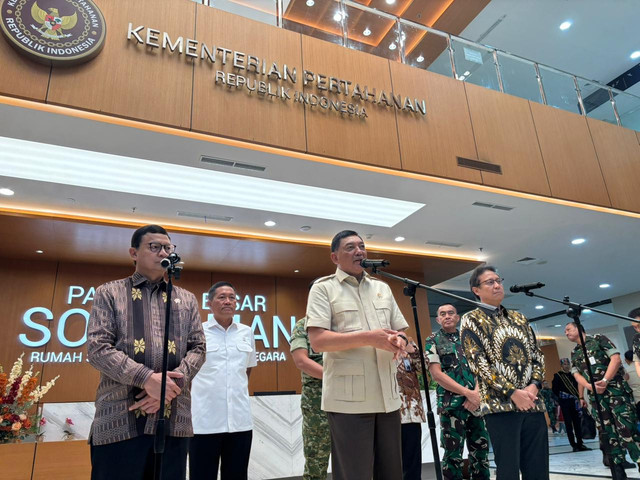 Kepala BPOM Taruna Ikrar, Menteri Pertahanan Sjafrie Sjamsoeddin dan Menteri Kesehatan Budi Gunadi Sadikin di Rumah Sakit Pusat Pertahanan Negara (RSPPN) Soedirman, Jakarta pada Selasa (7/10/2025). Foto: Amira Nada Fauziyyah/kumparan