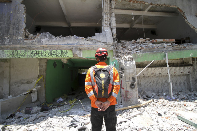 Anggota Basarnas membacakan doa untuk korban bangunan mushala di Pondok Pesantren (Ponpes) Al Khoziny di Kecamatan Buduran, Sidoarjo, Jawa Timur, Selasa (7/10/2025). Foto: Umarul Faruq/ANTARA FOTO
