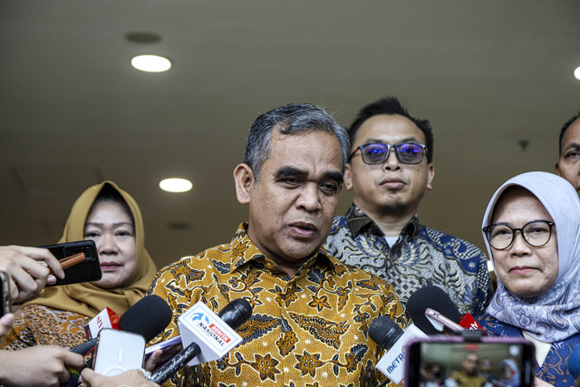 Ketua MPR RI Ahmad Muzani bersama Ketua BPK RI Isma Yatun dan didampingi Sekjen MPR RI Siti Fauziah menjawab pertanyaan wartawan usai melakukan pertemuan di Kantor BPK RI, Jakarta, Selasa (7/10/2025). Foto: Darryl Ramadhan/kumparan