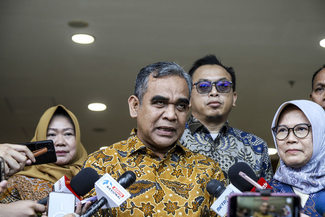 Ketua MPR RI Ahmad Muzani bersama Ketua BPK RI Isma Yatun dan didampingi Sekjen MPR RI Siti Fauziah menjawab pertanyaan wartawan usai melakukan pertemuan di Kantor BPK RI, Jakarta, Selasa (7/10/2025). Foto: Darryl Ramadhan/kumparan