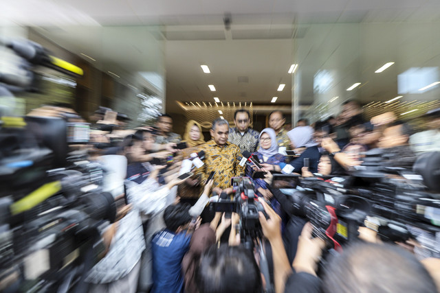 Ketua MPR RI Ahmad Muzani bersama Ketua BPK RI Isma Yatun dan didampingi Sekjen MPR RI Siti Fauziah menjawab pertanyaan wartawan usai melakukan pertemuan di Kantor BPK RI, Jakarta, Selasa (7/10/2025). Foto: Darryl Ramadhan/kumparan