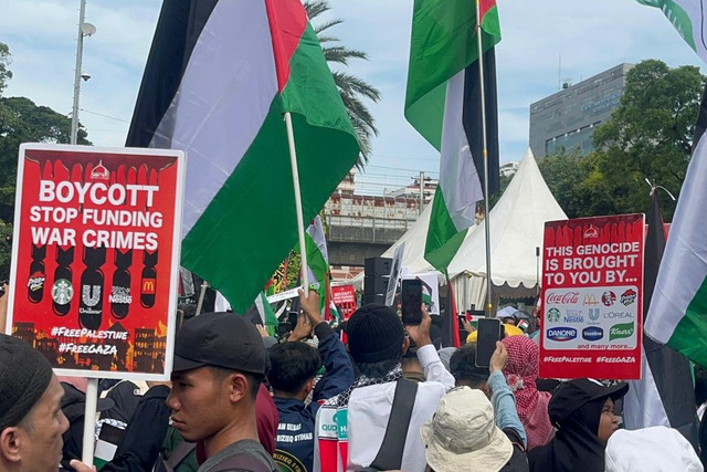 Aksi Bela Palestina di depan Kedutaan Besar Amerika Serikat, Jakarta Pusat, Selasa (7/10/2025). Foto: Nasywa Athifah/kumparan