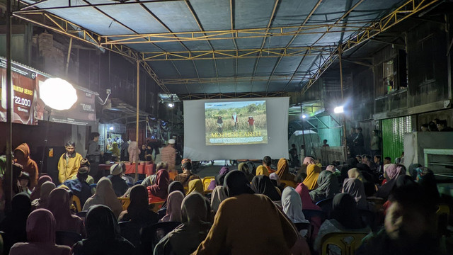 Waraga di Kecamatan Semende Darat Tengah, Muara Enim saat menonton film Mother Earth: Tunggu Tubang Tak Akan Tumbang, Kedaulatan Pangan Berkelanjutan. Foto : Istimewa