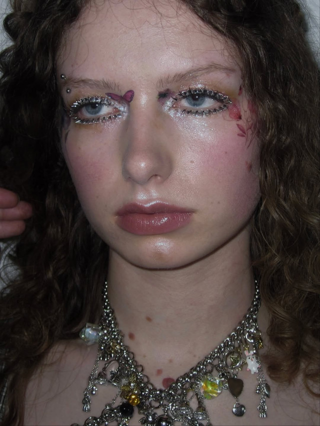 Riasan wajah para model untuk koleksi Chopova Lowena di London Fashion Week SS26 (Foto: Instagram @laurenfreynolds)