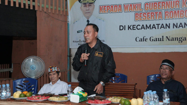 Wakil Gubernur Kalimantan Barat, Krisantus Kurniawan berdialog dengan masyarakat di Kecamatan Nanga Tayap, Kabupaten Ketapang, Kalbar. Foto: Dok. Adpim Pemprov Kalbar