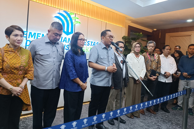 Wakil Menteri Investasi dan Hilirisasi/Wakil Kepala BKPM Todotua Pasaribu (keempat kanan) memberikan keterangan pers di kantornya, Selasa (7/10/2025). Foto: Muhammad Fhandra/kumparan