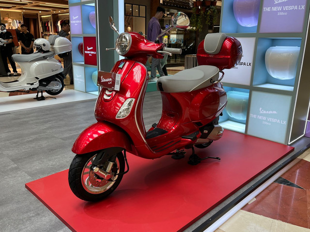 Vespa LX 150 terbaru di Pondok Indah Mall (PIM) 2 Jakarta Selatan, Selasa (7/10/2025). Foto: Syahrul Ghiffari/kumparan