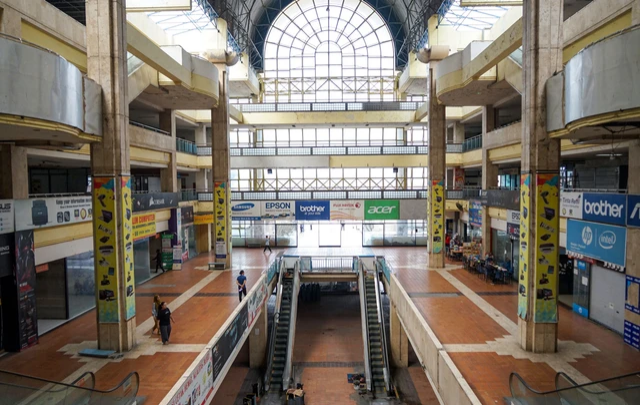 Gedung eks THR. Kolam renang di belakang gedung ini akan dialih fungsikan sebagai lapangan mini soccer dan padel. Foto: Diskominfo Surabaya