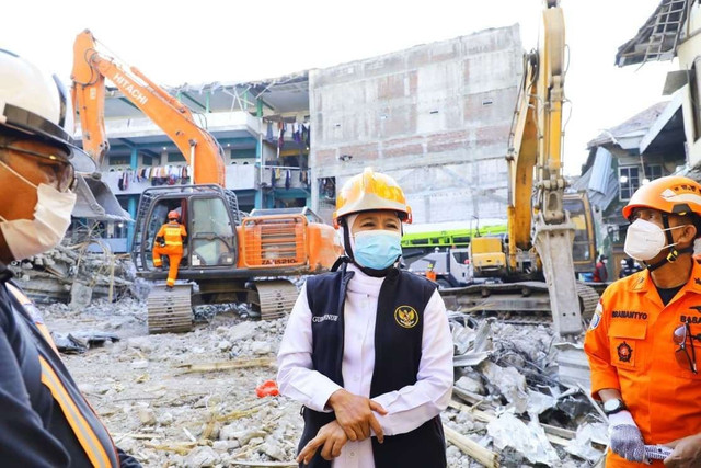 Gubernur Jatim Khofifah Indar Parawansa di lokasi reruntuhan bangunan ponpes Buduran Sidoarjo. Foto: Humas Pemprov Jatim 