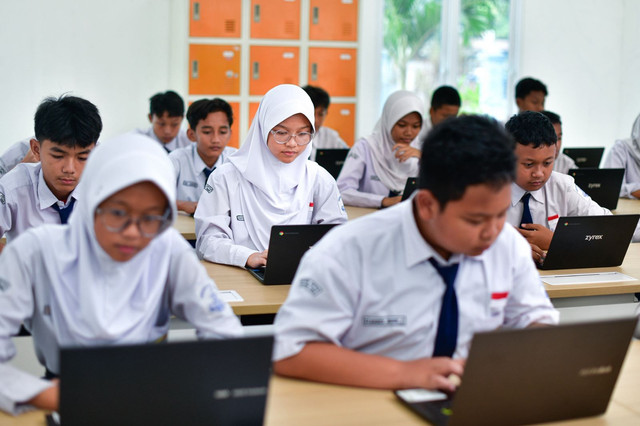 Siswa SMP saat mengikuti simulasi TKA. Foto: Biro Humas Kemendikdasmen 