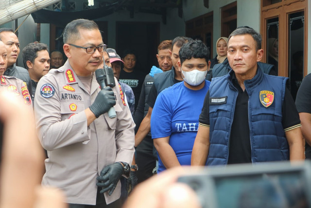 Pria berinisial AJC (baju biru bertuliskan tahanan) terduga pelaku pengeroyokan Koordinator Masyarakat Pati Bersatu (MPB) Teguh Istiyanto ditangkap. Foto: Dok. Istimewa