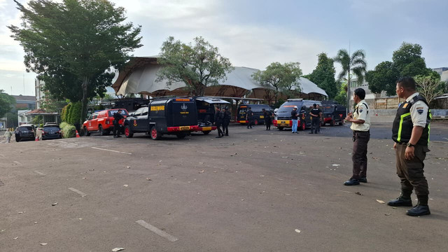 Tim penjinak bahan peledak (Jihandak) Satuan Brimob Polda Metro Jaya diterjunkan ke sekolah internasional di Kelurahan Parigi Baru, Kecamatan Pondok Aren, Kota Tangerang Selatan, Selasa (7/10/2025). Foto: Dok. Istimewa