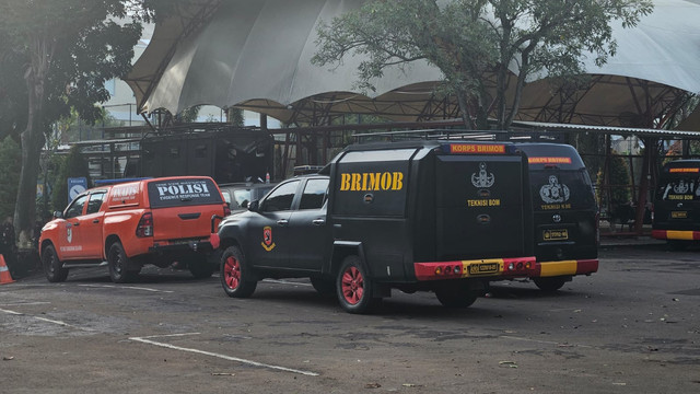 Tim penjinak bahan peledak (Jihandak) Satuan Brimob Polda Metro Jaya diterjunkan ke sekolah internasional di Kelurahan Parigi Baru, Kecamatan Pondok Aren, Kota Tangerang Selatan, Selasa (7/10/2025). Foto: Dok. Istimewa
