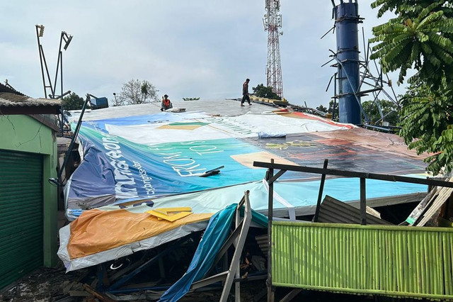 Papan reklame berukuran jumbo roboh usai diterpa angin kencang di Tangsel, Selasa (7/10/2025). Foto: Dok. Istimewa