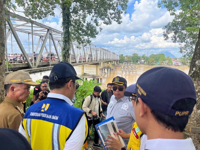 Ketua Komisi V DPR RI, Lasarus meninjau jembatan Melawi Sintang yang kerap macet ketika jam-jam sibuk. Foto: Yusrizal/Hi!Pontianak