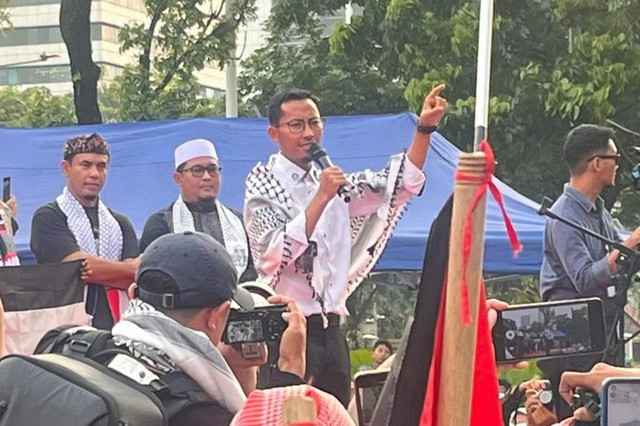 Koordinator Indonesia Global Peace Convoy (IGPC) Muhammad Husein saat aksi bela Palestina di depan Kedutaan Besar Amerika Serikat, Jakarta Pusat, Selasa (7/10/2025). Foto: Nasywa Athifah/kumparan