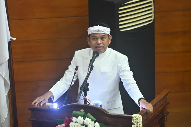 Dedi Mulyadi memberikan sambutan saat menghadiri Rapat Paripurna HUT ke-498 Indramayu di Gedung DPRD Indramayu, Selasa (7/10/2025). Foto: kumparan