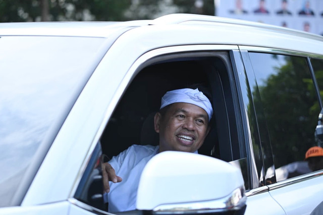 Gubernur Jawa Barat Dedi Mulyadi tiba menghadiri Rapat Paripurna HUT ke-498 Indramayu di Gedung DPRD Indramayu, Selasa (7/10/2025). Foto: kumparan