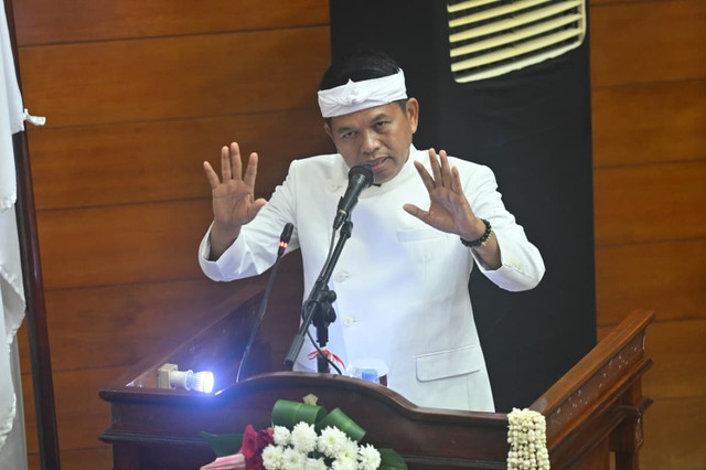 Gubernur Jawa Barat Dedi Mulyadi memberikan sambutan saat menghadiri Rapat Paripurna HUT ke-498 Indramayu di Gedung DPRD Indramayu, Selasa (7/10/2025). Foto: kumparan