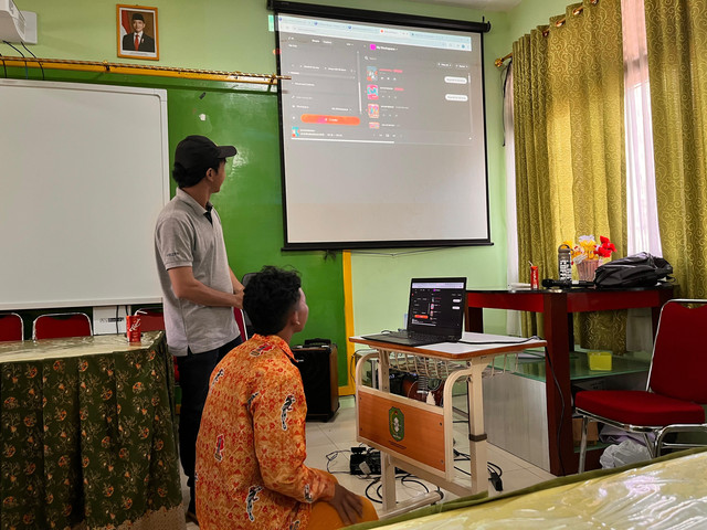 Komunitas Gitar Pontianak (Gitarpon) berbagi ilmu lewat agenda Gitarpon Goes to School. Foto: Dok. Hi!Pontianak