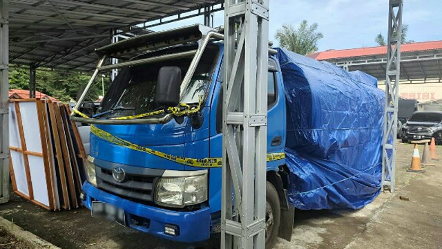 Truk tangki bermuatan solar 8.000 liter yang diamankan Polres Minahasa Utara.
