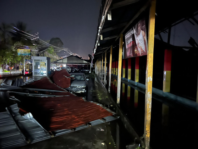 Kondisi Futsal Safani di Jalan Danau Sentarum yang roboh akibat diterpa angin kencang. Foto: Rabiansyah/Hi!Pontianak
