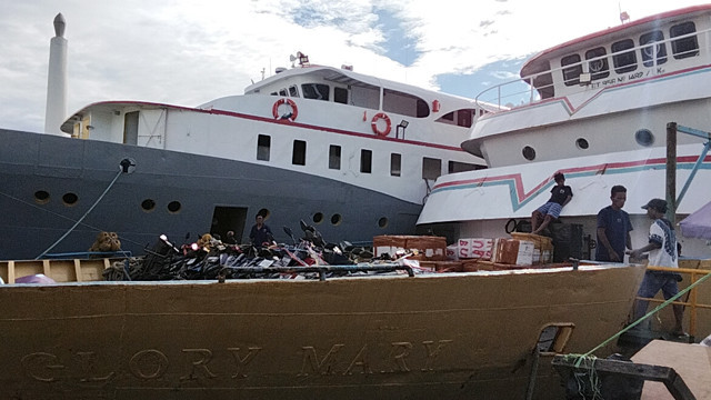 Suasana pelabuhan Manado.