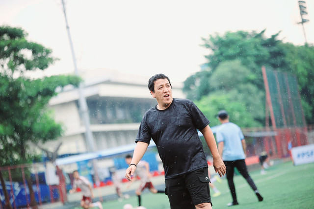 Wakil Presiden Klub Sriwijaya FC, Mohammad David, saat melihat latihan EPA Sriwijaya FC U-20 di Jakarta. Foto : Dok. Media Officer Sriwijaya FC