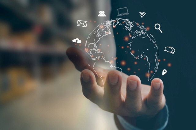 Komunikasi Digital yang Menggantikan Tatap Muka (Sumber : https://www.vecteezy.com/photo/4816140-man-hand-virtual-world-icon-communication-and-use-of-modern-internet-technology-metaverse)