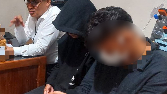 Dua warga Kota Manado, Sulawesi Utara, yang hendak bekerja di Kamboja saat diamankan pihak Polsek Kawasan Bandara Sam Ratulangi Manado, Senin 6 Oktober 2025. (foto: dokumen polresta Manado)