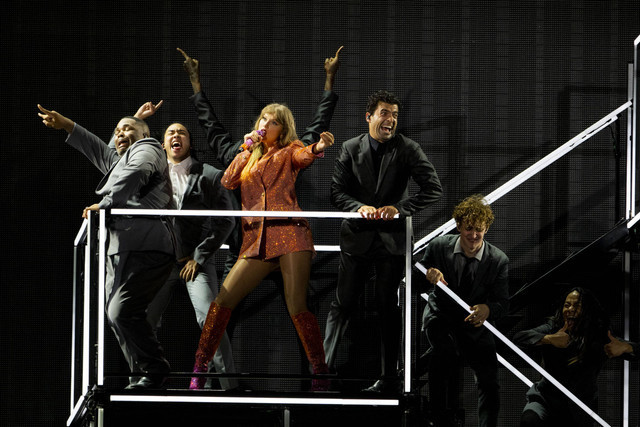 Ilustrasi makna lagu The Life of a Showgirl. Foto: CHANDAN KHANNA/AFP