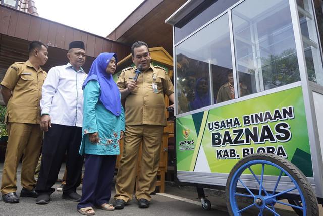Bupati Blora dan Ketua Baznas menyerahkan bantuan gerobak kaki lima kepada penerima manfaat, Selasa (07/10/2025). Aset: Istimewa
