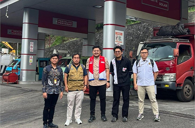 Perwakilan Pertamina Patra Niaga Sulawesi dan BPH Migas, berfoto bersama di depan SPBU di Kota Manado. (foto: istimewa)