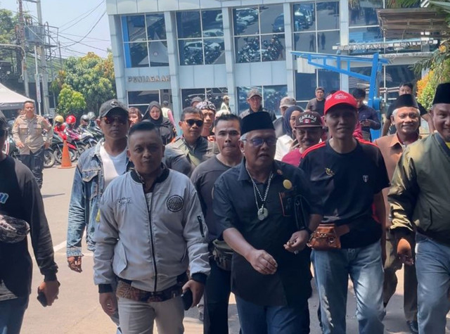 Kedatangan Yai Mim (kedua kiri) dan simpatisan di Polresta Malang Kota. Foto: Dok. kumparan