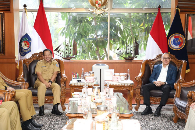 Mendagri Tito Karnavian menerima kunjungan Menteri P2MI Mukhtarudin di kantor Kemendagri, Selasa (7/10/2025).  Foto: Dok. Kemendagri