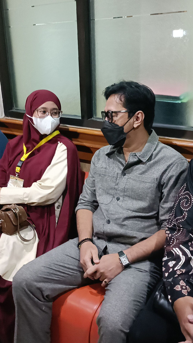 Komedian Andre Taulany (kedua kiri) jalani sidang perceraian di PA Jakarta Selatan, Rabu (8/10/2025).
Foto: Giovanni/kumparan