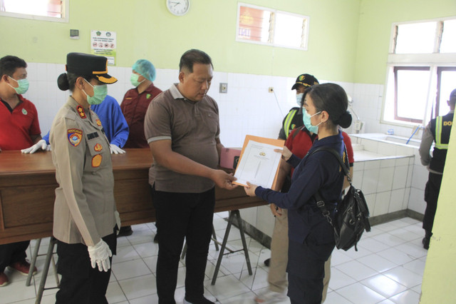 Penyerahan jenazah korban KMP Tunu Pratama Jaya kepada keluarganya, 8 Oktober 2025. Foto: Dok. Polres Jembrana