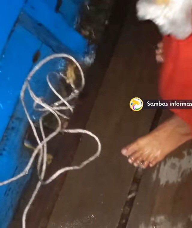 Perahu pembawa pemain sepak bola tarkam di penyeberangan Sungai Baru hampir tenggelam. Foto: Dok. Instagram @sambasinformasi