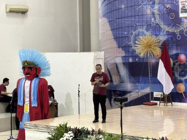 Mendikti Saintek, Brian Yuliarto memperkenalkan Sekolah Garuda di SMAN Unggulan MH Thamrin, Jakarta Timur pada Rabu (8/10/2025). Foto: Abid Raihan/kumparan