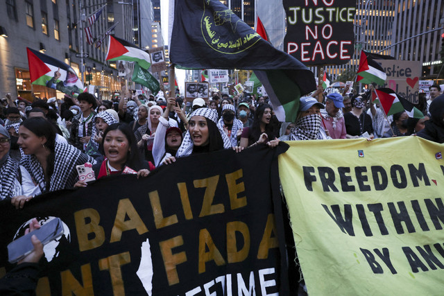 Para demonstran menghadiri protes pro-Palestina pada hari peringatan dua tahun serangan Hamas terhadap Israel, di New York City, AS, Selasa (7/10/2025). Foto: Shannon Stapleton/REUTERS