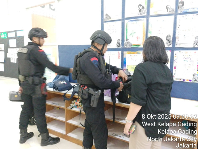 Pengecekan ke sekolah North Jakarta Intercultural School di Kelapa Gading yang menerima ancaman bom. Foto: Dok. Istimewa