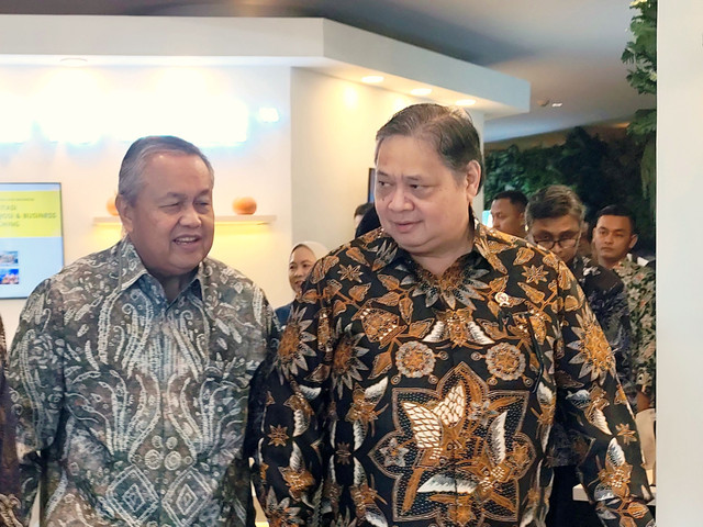 Gubernur Bank Indonesia Perry Warjiyo dan Menko Bidang Perekonomian Airlangga Hartarto (kanan) berbincang di Jakarta International Expo (JIExpo), Jakarta Pusat, Rabu (8/10/2025). Foto: Widya Islamiati/kumparan