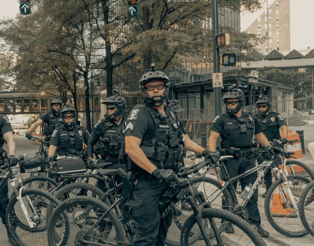 Polisi bersepeda di demonstrasi George Floyd di Uptown Charlotte, AS. (Sumber: Clay Banks, under the Unsplash License)