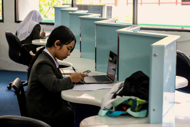 Sejumlah siswa mengikuti kegiatan belajar mengajar di SMAN MH Thamrin, Bambu Apus, Jakarta Timur, Rabu (7/10/2025).
 Foto: Darryl Ramadhan/kumparan