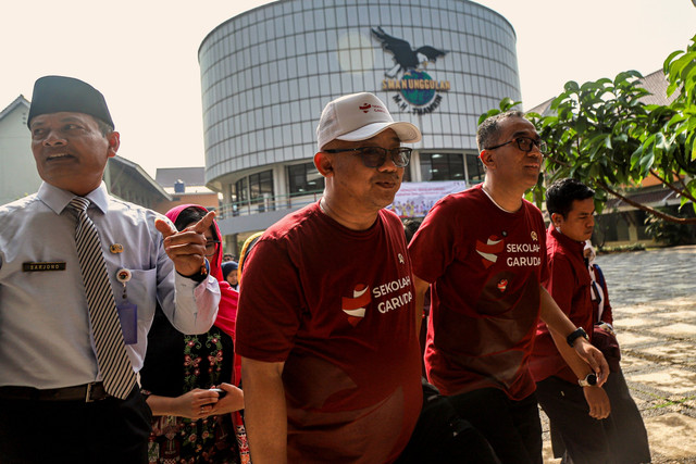 Mendikdasmen Abdul Muti (kedua kiri) dan Mendikti Brian Yuliarto tiba saat melakukan pengenalan Sekolah Garuda Harapan Baru Pendidikan Unggul di SMA Negeri Unggulan MH Thamrin, Bambu Apus, Jakarta Timur, Rabu (7/10/2025). Foto: Darryl Ramadhan/kumparan