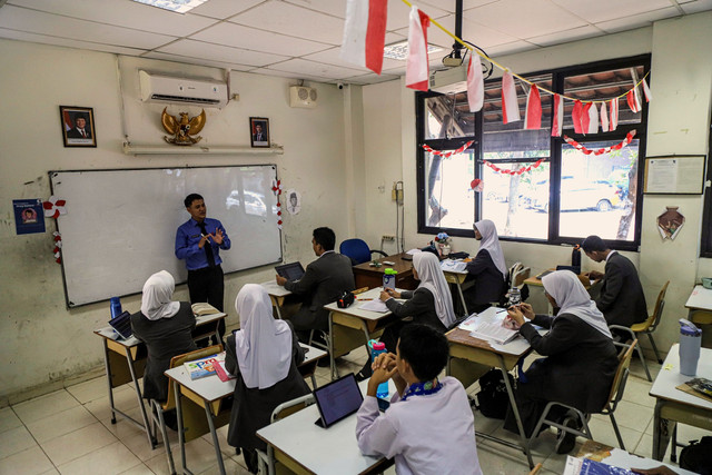 Sejumlah siswa mengikuti kegiatan belajar mengajar di SMAN MH Thamrin, Bambu Apus, Jakarta Timur, Rabu (7/10/2025).
Foto: Darryl Ramadhan/kumparan