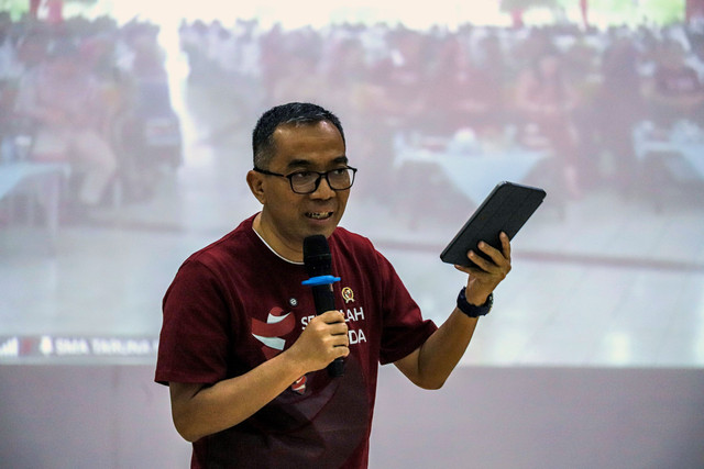 Mendikti Brian Yuliarto saat melakukan pengenalan Sekolah Garuda "Sekolah Garuda Harapan Baru Pendidikan Unggul' di SMAN MH Thamrin, Bambu Apus, Jakarta Timur, Rabu (8/10/2025). Foto: Darryl Ramadhan/kumparan