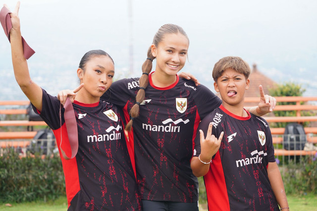 Keysha Bulgamin (kiri), Katarina Stalin (tengah), dan Chorlienka (kanan) sedang berfoto bersama saat pemusatan latihan Timnas Wanita Indonesia U-17 di Batu, Malang, Selasa (7 Foto: Dok. Teddy Tjahjono untuk kumparan