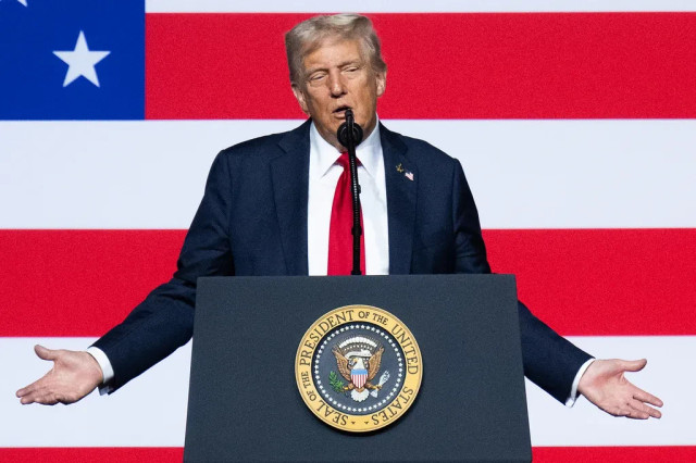 Presiden Amerika Serikat, Donald Trump, menyampaikan pidato di hadapan jajaran perwira militer senior yang berkumpul di Pangkalan Korps Marinir Quantico, Virginia, pada Selasa (30/9/2025). (Docs: AFP/Jim Watson)