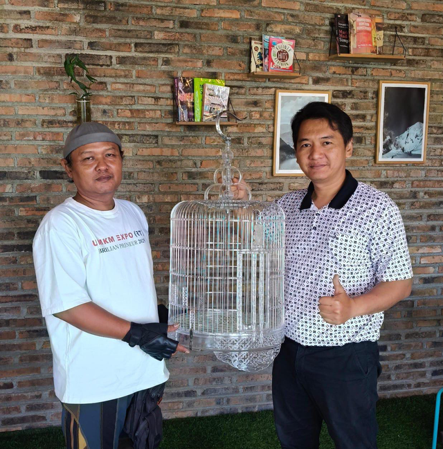 Eko S. Muryanto (kiri) sebagai pemilik EANK Solo sukses lewat usaha mengolah limbah pipa PVC dan akrilik menjadi sangkar burung serta akuarium dan mengikuti BUMN BRI Solo. Foto: Dok. BRI 